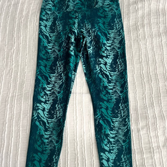 FREE FANNY PACK/ “NEW” POWERHOLD BY FABLETICS CAPRIS - Picture 2 of 6